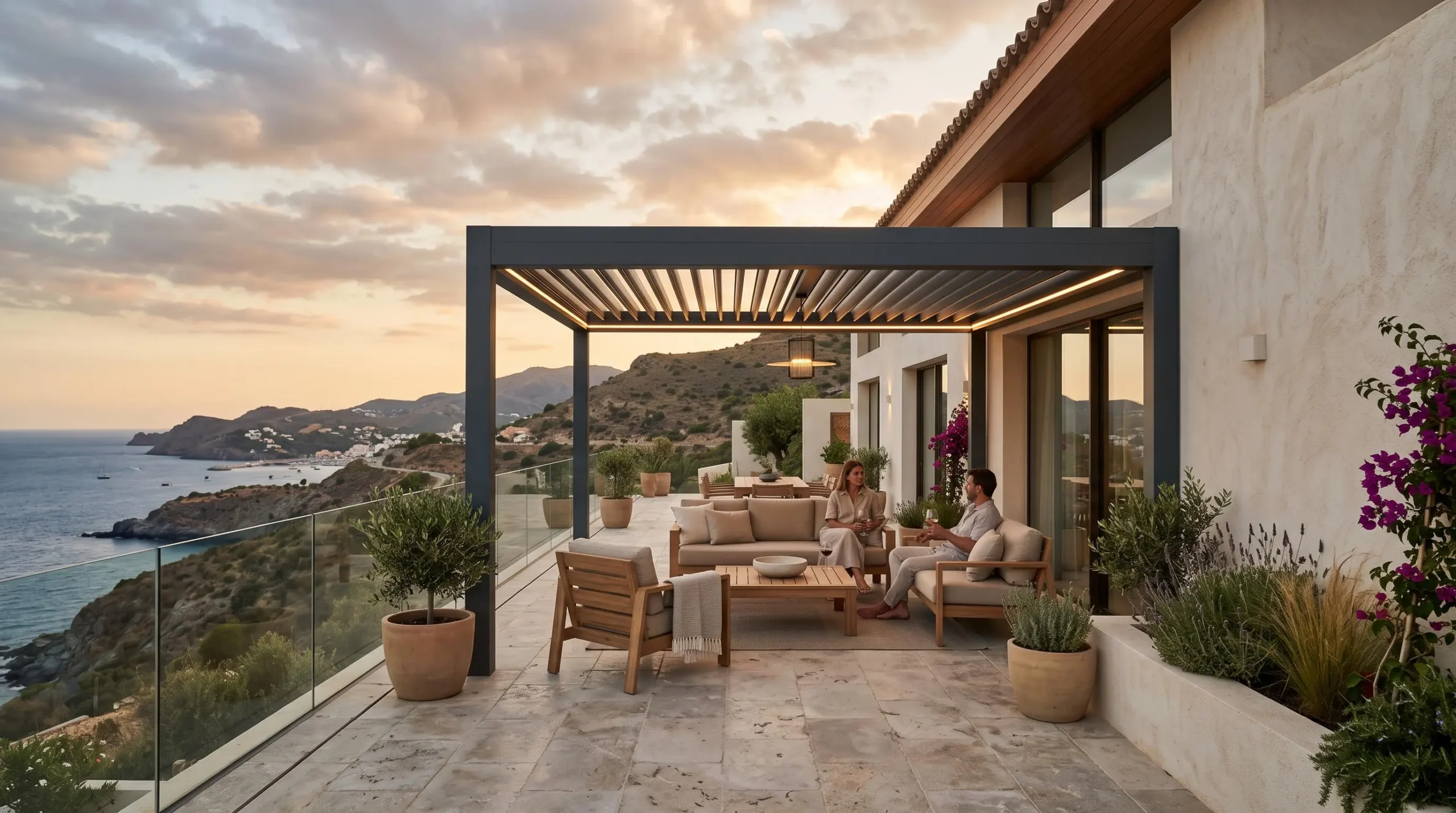 Una pérgola de aluminio gris antracita con lamas se integra en una villa moderna.